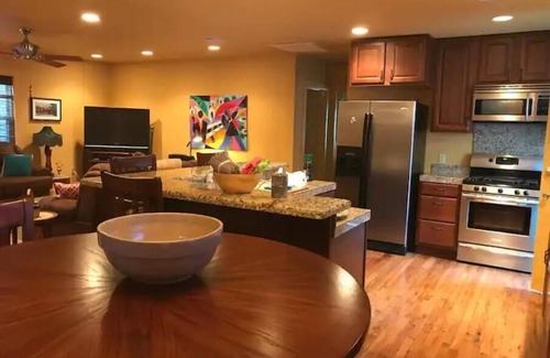 Roseland Terrace Historic District House | Colorful 2BR/1B close to LSU w/pool