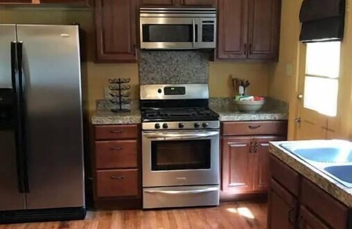 Roseland Terrace Historic District House | Colorful 2BR/1B close to LSU w/pool