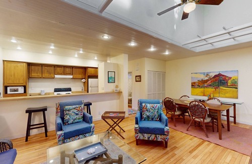 Maunaloa Condo | Colorful condo by the beach with a washer/dryer, lanai, & on-site pool