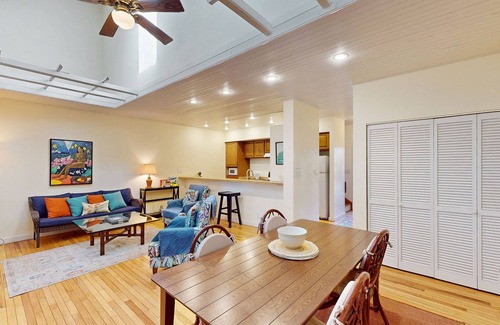 Maunaloa Condo | Colorful condo by the beach with a washer/dryer, lanai, & on-site pool