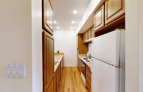 Maunaloa Condo | Colorful condo by the beach with a washer/dryer, lanai, & on-site pool