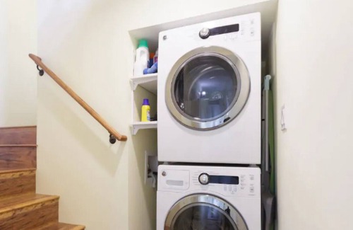 Columbia City Cottage | Colorful Cottage Close to Lake Washington