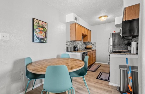 Garland Apartment | *Colorful Cozy Escape w/Grill