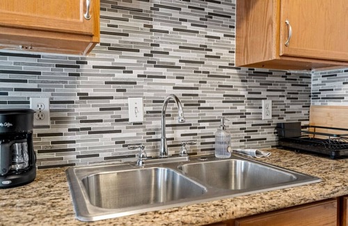 Garland Apartment | *Colorful Cozy Escape w/Grill