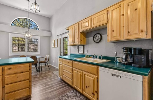 Munds Park House | Colorful Gem ~ BBQ ~ Yard Games