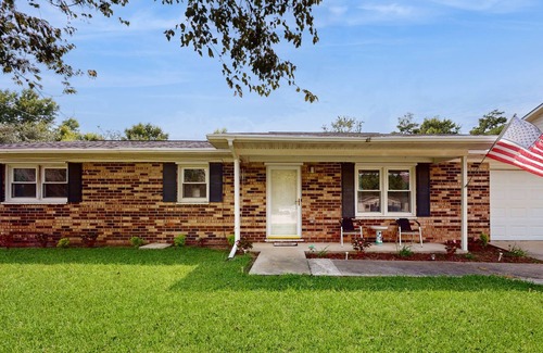 Socastee House | Colorful home with water view, close to river access, fishing, with WiFi, AC