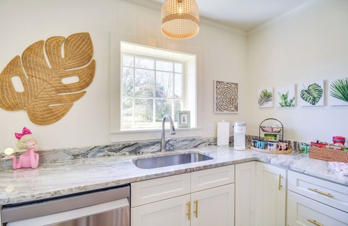 Perkinston Cottage | Colorful & Retro Perkinston Cottage w/Yard!