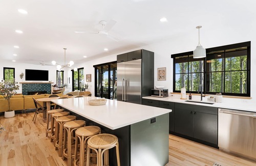 Skyland House | Colorscape | Bright 4BR Mountain Retreat w/Hot Tub, Ping Pong & Biltmore Pass