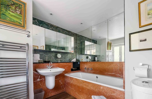 Chelsea Riverside Apartment | Colourful 2 bed, 2 bath Chelsea apt with balcony