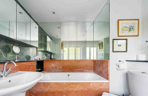Chelsea Riverside Apartment | Colourful 2 bed, 2 bath Chelsea apt with balcony