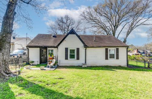 Columbia House | Columbia Cottage with Patio 1 Mi to Downtown!