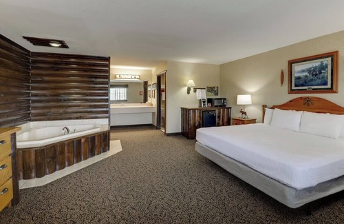 Columbia Hotel | Columbia's Cozy Haven! Heated Pool, Whiskey Bar & Themed Rooms
