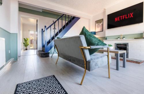 Sutton-in-Ashfield Apartment | Columbia - Sleeps 5, WiFi, Parking, Netflix, Near Observatory