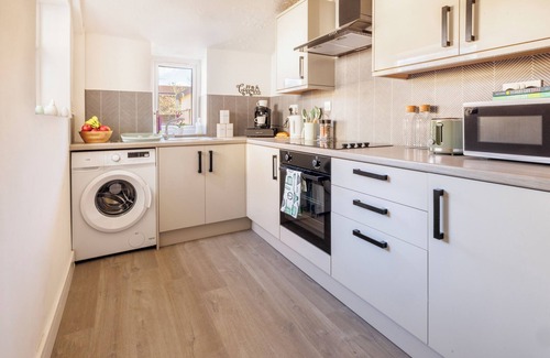 Sutton-in-Ashfield House | Columbia - Sleeps 5, WiFi, Parking, Netflix, Near Peak District