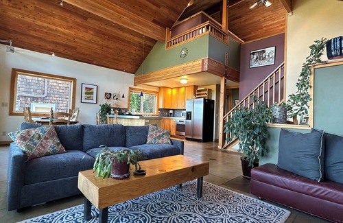 Hood River House | Columbia Tree House - Downtown Hood River with Big View and Fenced Yard