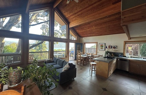 Hood River House | Columbia Tree House - Downtown Hood River with Big View and Fenced Yard