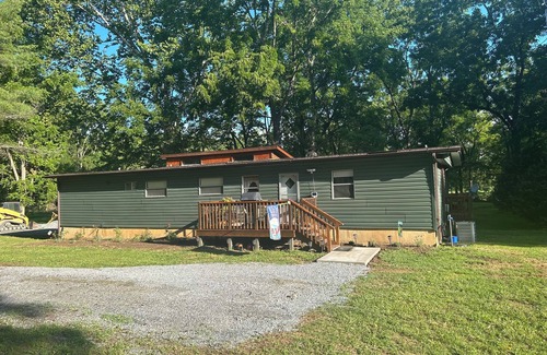 Covington Cabin | Come enjoy our peaceful and relaxing river house located on the Jackson River.