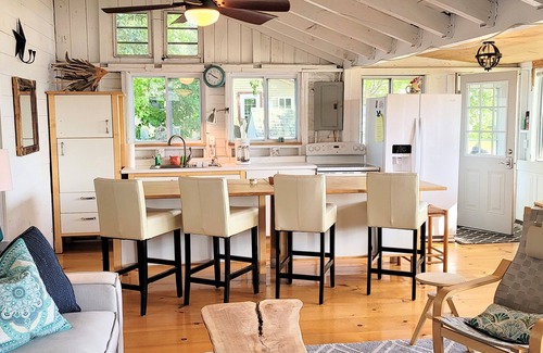Malletts Bay Cottage | Come Relax In This Spacious 3 Bedroom Cottage, Lake Views On Both Sides.