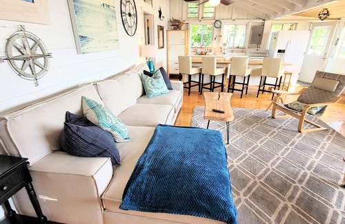 Malletts Bay Cottage | Come Relax In This Spacious 3 Bedroom Cottage, Lake Views On Both Sides.