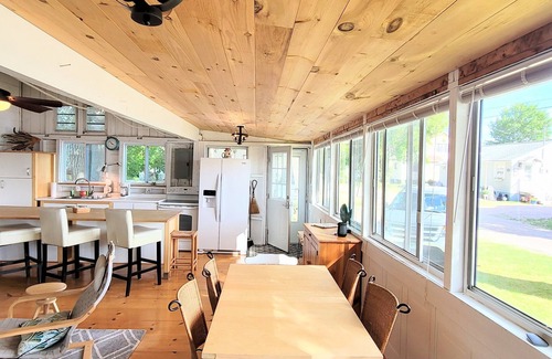 Malletts Bay Cottage | Come Relax In This Spacious 3 Bedroom Cottage, Lake Views On Both Sides.
