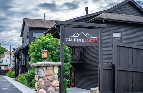 North Creek Condo | Come stay at Alpine Lodge for amazing views!