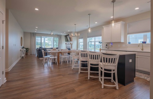 Delavan House | Come stay at Harbor Court for ultimate luxury in a residential community!
