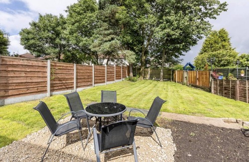 Belthorn House | Come & Unwind in Charming 5 Bed House in Blackburn