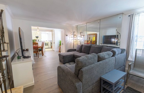 Sharon Hill House | ComfiNook Retreat- 3BR Near PHL Airport + Parking + WiFi + AC