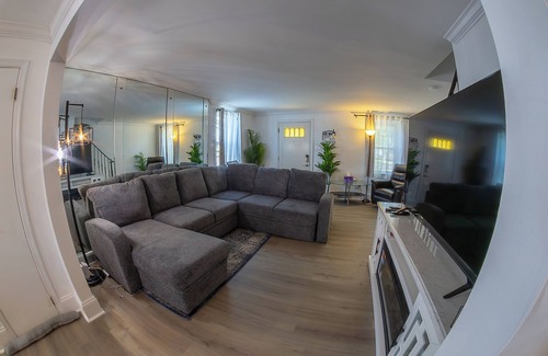 Sharon Hill House | ComfiNook Retreat- 3BR Near PHL Airport + Parking + WiFi + AC