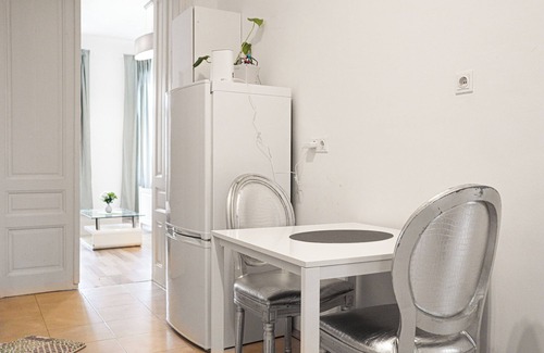 Matzleinsdorf Apartment | Comfort 2BR Apt Long Stay Friendly