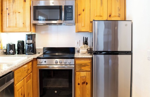 Tahoya Shores Hotel | Comfort and Convenience! Free Parking, Outdoor Pool, Spa Tub!