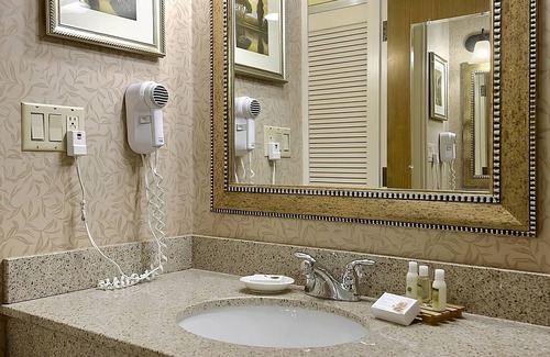 Wenatchee Hotel | Comfort and Convenience! Pets Allowed, Outdoor Pool, Free Parking