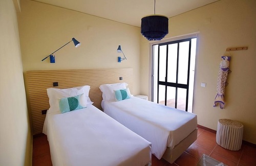 Praia das Macas House | Comfort and Convenience! Pet-friendly, Free Parking, Close to Maçãs Beach!