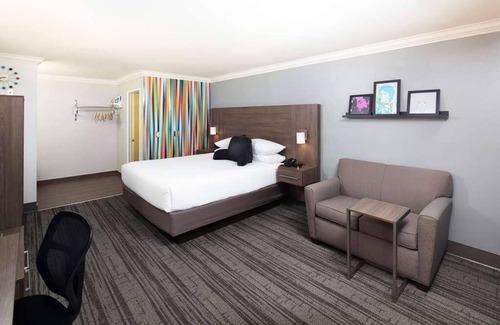 Temecula Hotel | Comfort and Convenience in Signature Temecula! Free Parking, Onsite Pool