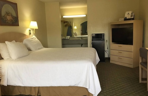 Cabot House | Comfort and Convenience! Free Breakfast & Parking, Minutes to Arkansas Museum