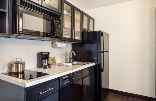 Tempe Hotel | Comfort and Convenience! Pet-Friendly Property Onsite Pool, Parking, Kitchen!