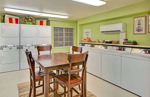 Tempe Hotel | Comfort and Convenience! Pet-Friendly Property Onsite Pool, Parking, Kitchen!