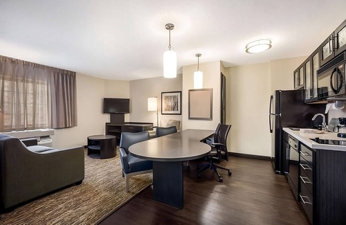 Tempe Hotel | Comfort and Convenience! Pet-Friendly Property Onsite Pool, Parking, Kitchen!