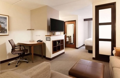 Gwinnett Place Hotel | Comfort and Convenience! Minutes Away to Sweet Water Park and Bunten Road Park