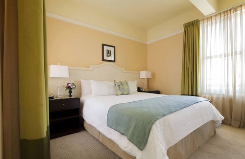 Goose Hollow Hotel | Comfort and Relaxation! 4 Modern Units, Onsite Mini-golf Course, Pet-friendly!