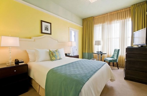 Goose Hollow Hotel | Comfort and Relaxation! 4 Modern Units, Onsite Mini-golf Course, Pet-friendly!