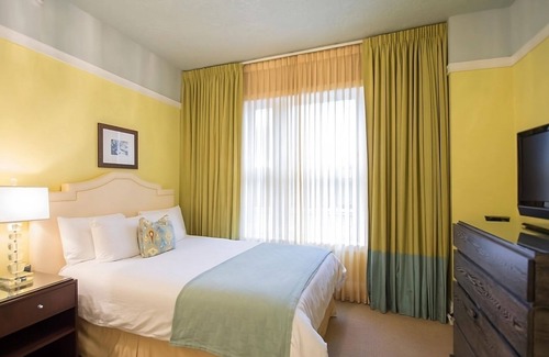 Goose Hollow Hotel | Comfort and Relaxation! 4 Modern Units, Onsite Mini-golf Course, Pet-friendly!