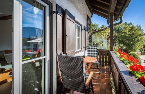 Bad Reichenhall Apartment | Comfort apartment 60 sqm, incl. Breakfast and daily Cleaning service with south-facing balcony