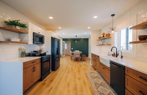 Kidron House | Comfort at the Commons in Amish Country | 5 Bedroom right by a Coffee Shop