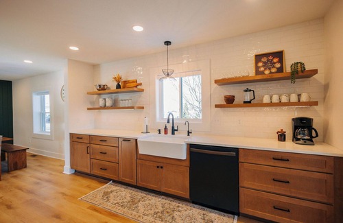 Kidron House | Comfort at the Commons in Amish Country | 5 Bedroom right by a Coffee Shop