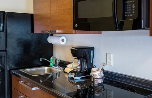 North Las Vegas Hotel | Comfort & Convenience: North Las Vegas Room with Kitchen! Near Cheyanne Square!