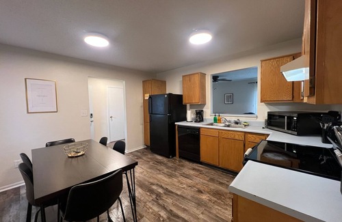 Kokomo House | Comfort & Cozy 3BED 2 BATH in a Quiet Neighborhood - Kid Friendly