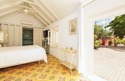Pietermaai District Hotel | Comfort Double Room with Kingsize Bed at Villa Tokara