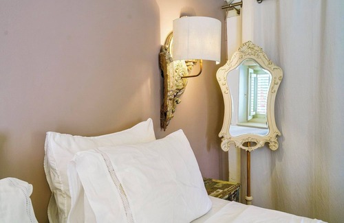 Pietermaai District Hotel | Comfort Double Room with Kingsize Bed at Villa Tokara