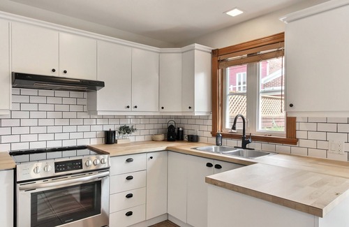 Desjardins House | Comfort in the historic district of Old Lévis - 10 min from ferry to Old Quebec